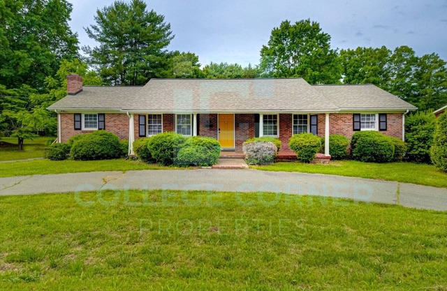 Charming Demon Deacon Themed 4-bedroom house in Winston-Salem