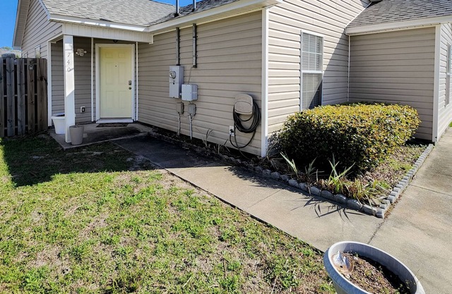Charming duplex, dog-friendly, with central AC, enclosed yard, & washer/dryer
