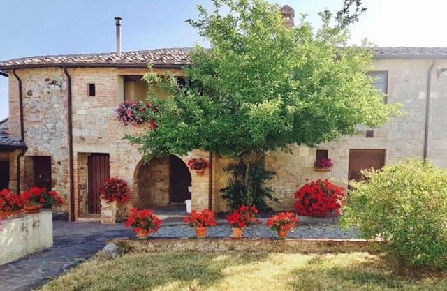 Charming farmhouse with private pool and panoramic view of Siena