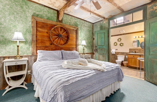 Charming Farmhouse Suite – Cozy King Retreat w/ Skylight, Jacuzzi & Separate Sitting Area Cozy