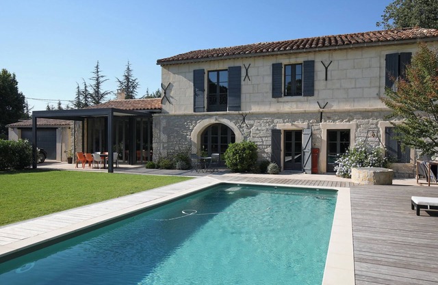 ¡Alquiler Vacacional en Saint-Étienne-du-Grès: Mas Renovado con Piscina!