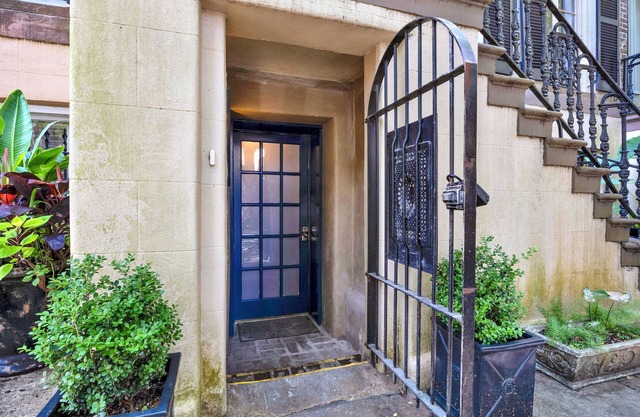 “Charming Garden Retreat – Where Comfort Meets Character”