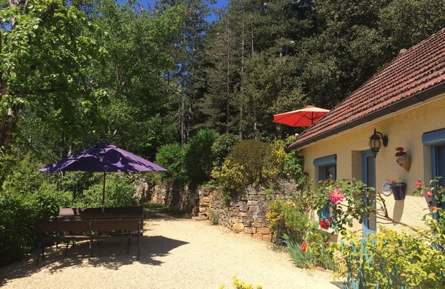 Cómoda casa de campo en una zona boscosa junto a la piscina cerca de Sarlat