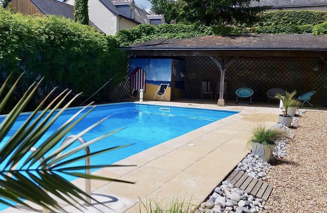 Propiedad atípica con piscina privada.