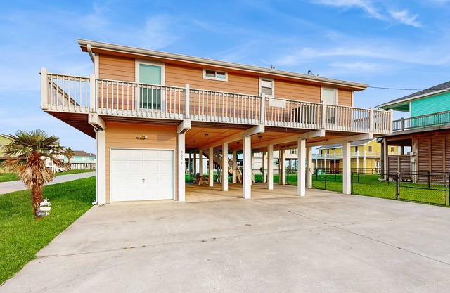 Charming | Gulf Views | Large Deck | Dog Friendly