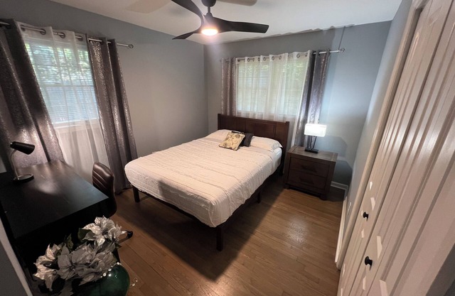 Charming Home 10min from Airport, close to DT Atlanta . Enjoy privacy & comfort!