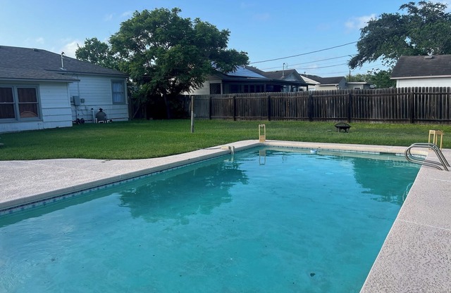 Charming Home Near Ocean Dr. Pool, BBQ, Coffee Bar & More!