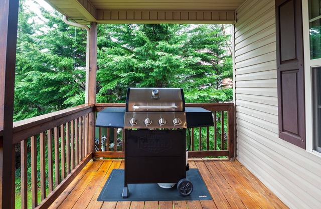 Charming Home / River Views / Hot Tub / Game Room