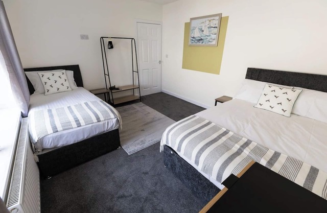 Charming House 3 minute's walk to the beach Free Parking Smart TV Wifi
