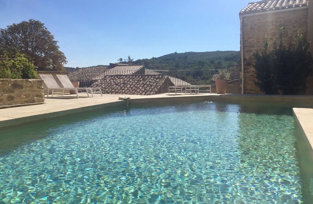 Encantadora casa en un pueblo a 15 km de Uzès, piscina climatizada, vista dominante