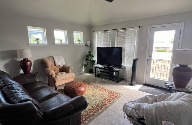 Charming house in delightful San Marcos close to shopping and the rivers
