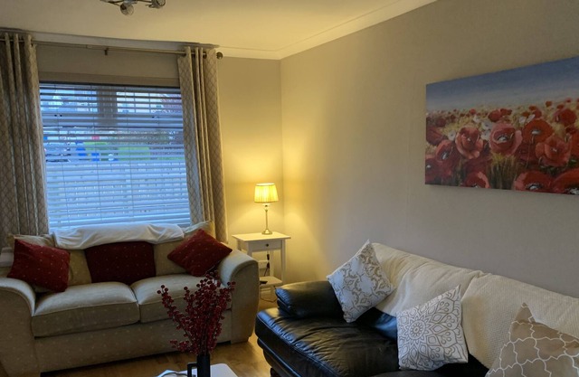 Charming House, Newly Refurbished and Just 5 Mins Walk to the Marina