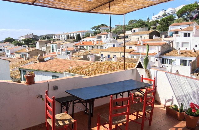 Encantadora casa, centro del pueblo, cerca de la playa, con terraza y hermosa vista.
