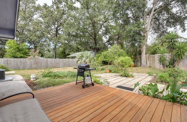 Charming Kingsland Getaway w/ Screened Porch!
