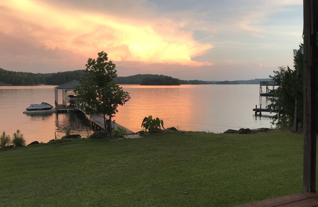 Encantador lago Keowee Retreat, a 25 km de Clemson.