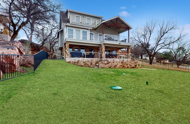 Encantadora casa frente al lago con vistas al lago, muelle y entretenimiento!