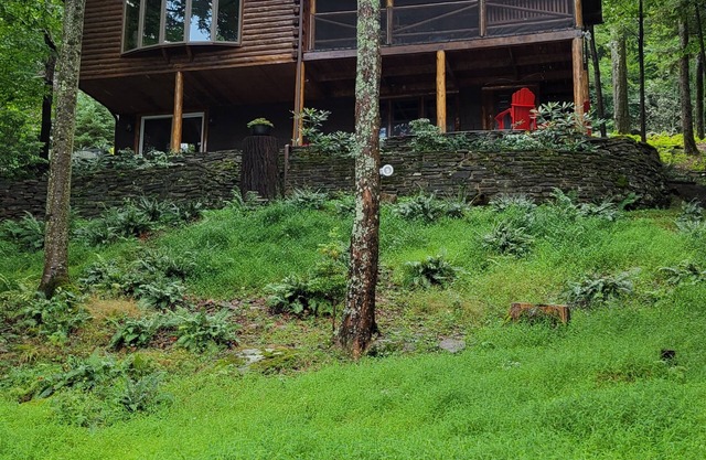 Encantadora cabaña de madera frente al lago con muelle privado para su bote y moto acuática