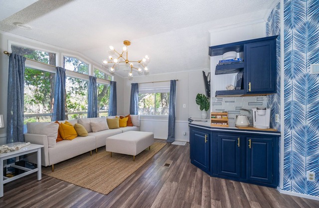 **Charming Lakeview Cottage 4 Miles From Disney**