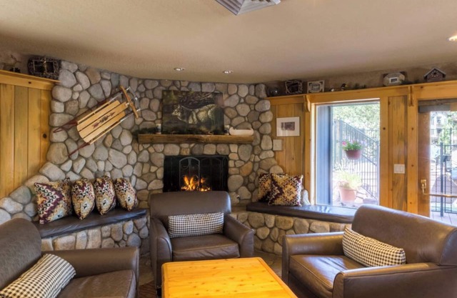 Charming lodge in the middle of amazing Olympic Valley with AC/Heating, WiFi