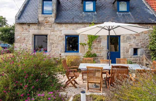 Charming longère in a quiet location 5 minutes from a large sandy beach.