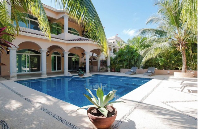 Encantadora villa colonial mexicana de 5 hab con una fantástica piscina, patio y jardín.