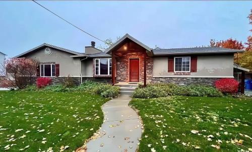 Charming Mountain Retreat with Enclosed Backyard and Artistic Flair