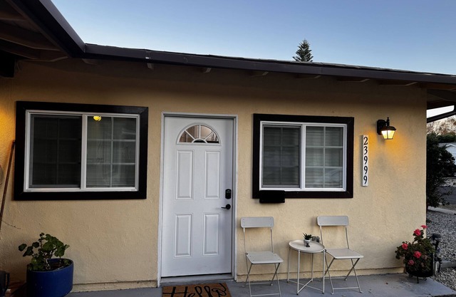 Charming Newly Renovated Modern Studio w/ Private Entrance and Prime Location