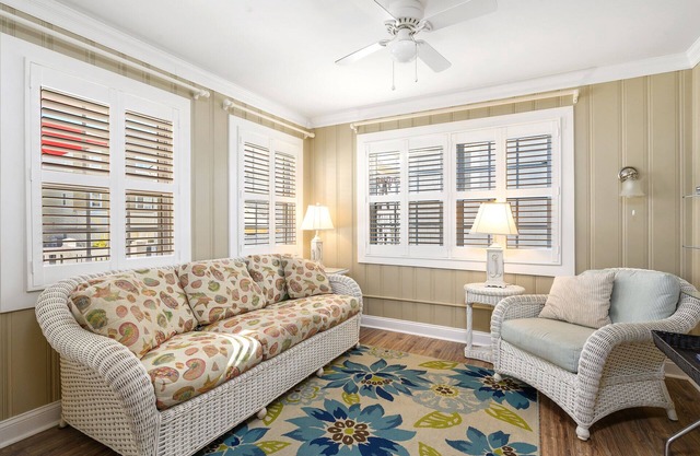 Charming Oceanblock Cottage just steps to beach!! FREE LINENS