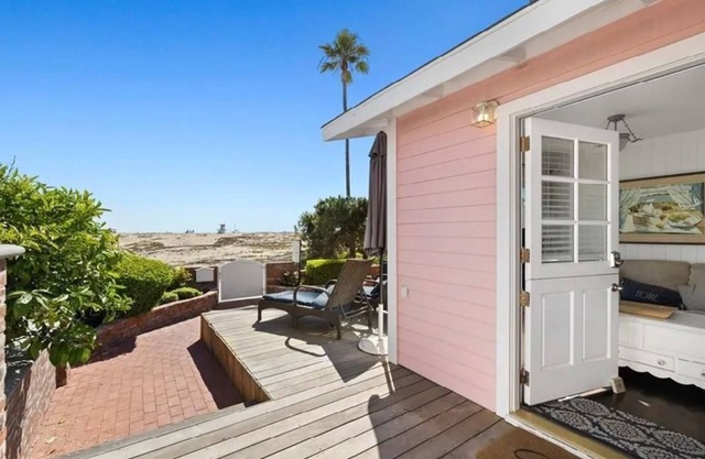Charming Oceanfront Cottage w/ Large Patio!