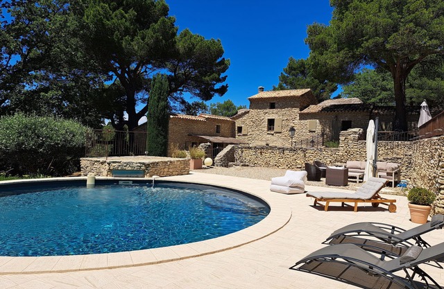 Charming old farmhouse isolated in the countryside of Provence