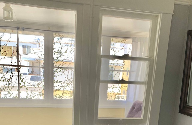 Encantador dormitorio con loft para artistas