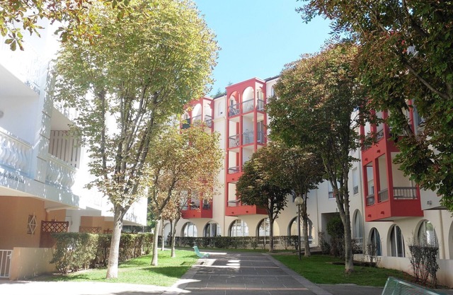 Apartamento renovado con balcón y vistas, cerca de los baños termales