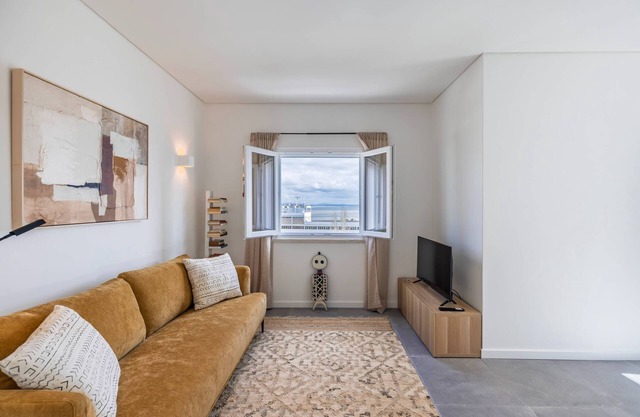 Charming Riverview Apartment