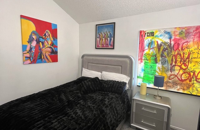 Charming Room and a 3-bedroom condo w. Private bathroom Santa Clarita/Art Studio