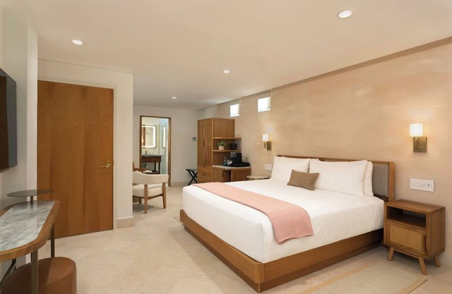 Charming Room w/ Rooftop Pool Access—Perfect for Adult-Only Tranquility