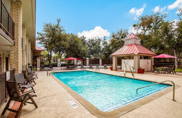 Charming Room with Outdoor Pool & Free Parking - Relaxing Stay