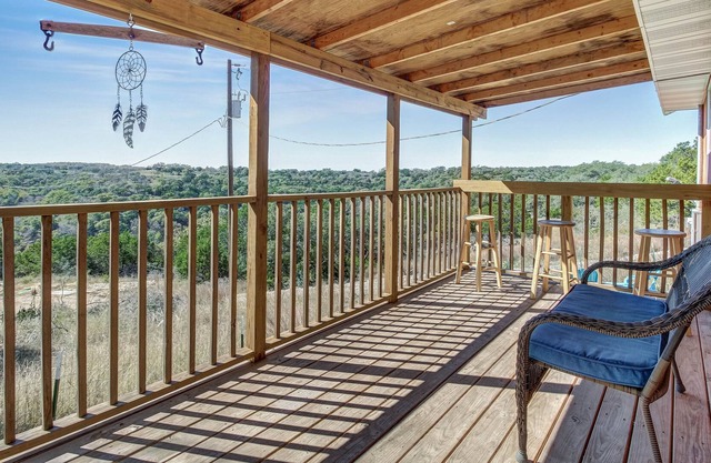 ¡NUEVO LISTADO! Escapada rural con encanto / sombreado porche y vista maravillosa de Hill Country