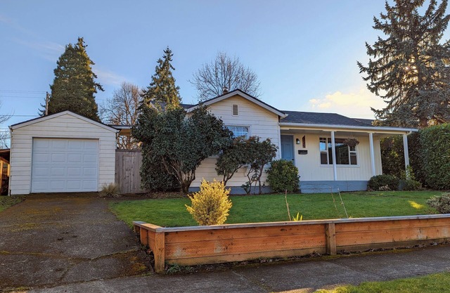 Charming South Eugene home with huge, enclosed yard!