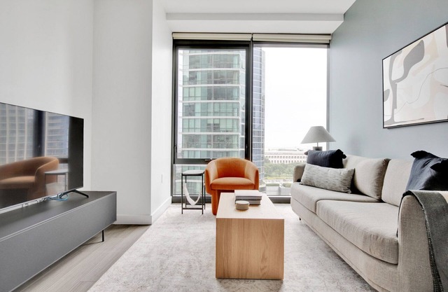 Charming South Loop 2BR w/ Pool, Gym & Spa, nr Grant Park, by Blueground