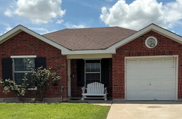 Charming & Spacious 4-bedroom homr with AC, WiFi, Lots of Parking in Brownsville