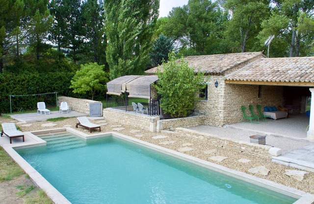 acogedora cabaña de piedra en Gordes, Luberon. Piscina compartida 2 casas 10x5m