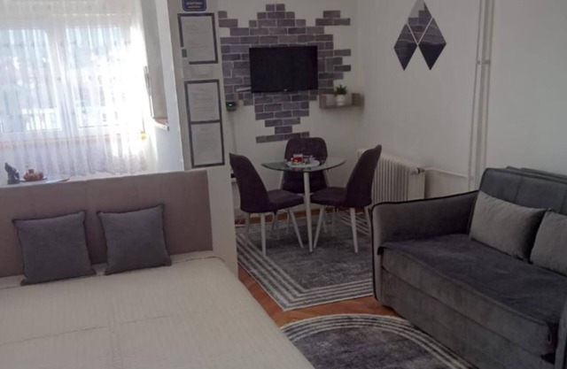 Encantador apartamento tipo estudio en Novi Pazar con vistas a la ciudad