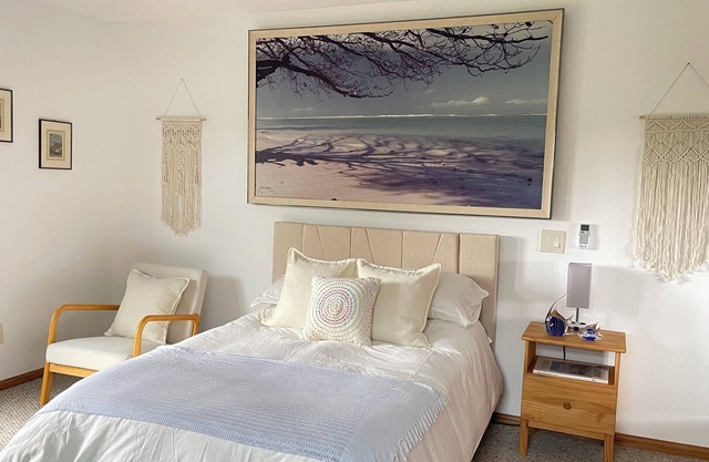 Charming studio casita with a HUGE private backyard, AC, walk-in closet