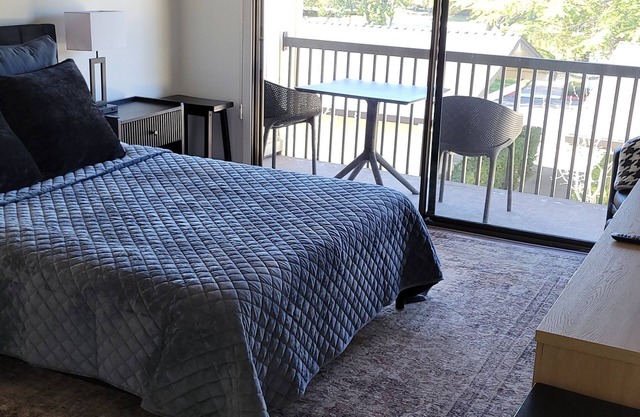 Charming studio condo in delightful Silverado Country Club with WiFi, AC.