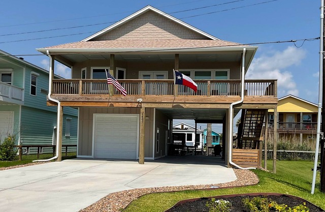 Charming studio with kitchenette, outdoor shower & high-speed WiFi - near beach