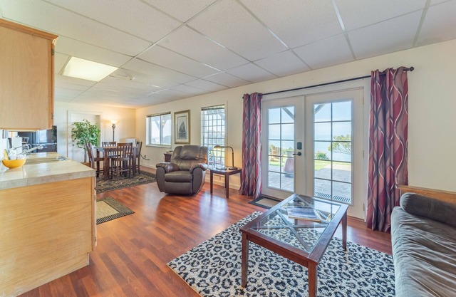 Encantadora suite con vistas al océano y la playa, muebles de lujo y barbacoa compartida.