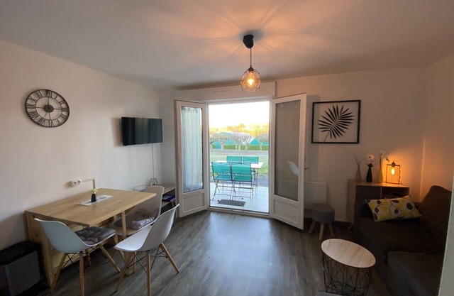 Encantador T2 con terraza cerca de Thermes du Connétable, Wi-Fi, lavavajillas
