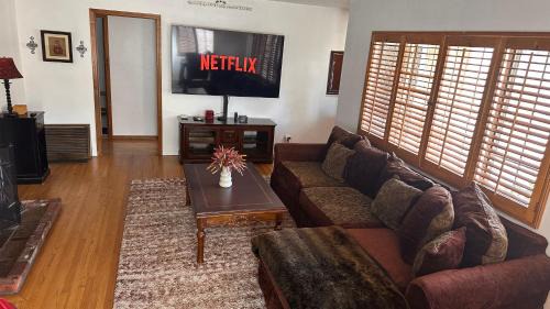 Charming Tarzana Retreat - Cozy 3 Bedroom Home