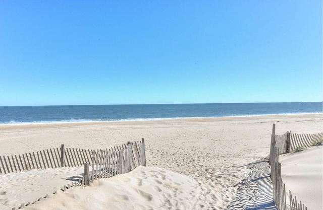 Charming town home located just steps to the peaceful North Shores Beach!