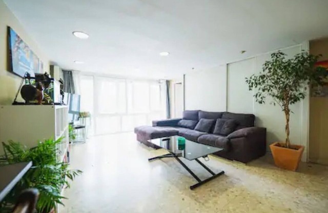 Precioso apartamento con 3 balcones y muy luminoso en el centro de la ciudad.